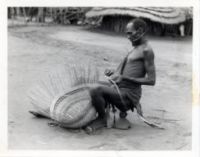 R. Boccassino - Un Acioli intreccia un cestino. Uganda 1933-34. Gelatina sali d&rsquo;argento/carta